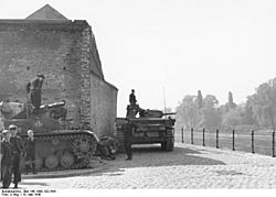 Bundesarchiv Bild 146-1990-102-34A, Maastricht, Panzerkampfwagen.jpg