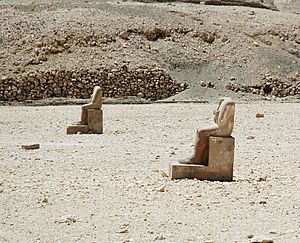 MentuhotepII-Tempel Sitzstatuen im Vorhof