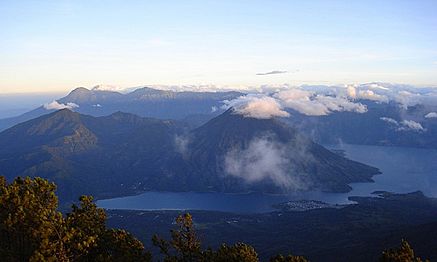 Volcan de San Pedro y lago de Atitlan
