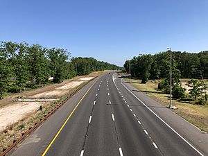 2021-05-27 09 29 55 View north along the northbound lanes of New Jersey State Route 444 (Garden State Parkway) from the overpass for County Route 575 and County Route 561 Alternate (Pomona Road) in Galloway Township, Atlantic County, New Jersey
