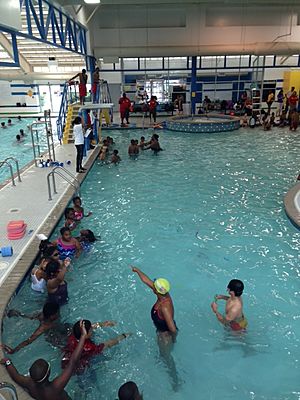 A huge group of kids at the World's Largest Swimming Lesson! (9075496355)