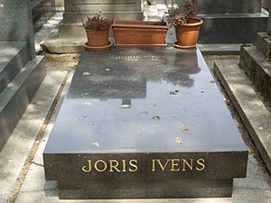 Tombe Joris Ivens, Cimetière du Montparnasse