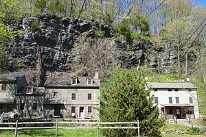 Historic houses in front of Raven Rock cliffs