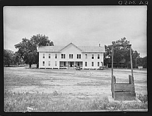 Former-courthouse-in-irwin-county-georgia-which-has-been-remodeled-into-an-apartment-house-for-settlers-of-the-irwinville-farms-project-arthur-rothstein-library-of-congress-site-copyrigh