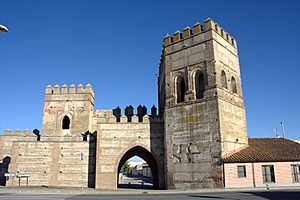 Puerta oeste murallas Madrigal.jpg