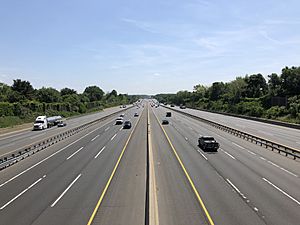 2021-05-25 14 43 15 View south along Interstate 95 (New Jersey Turnpike) from the overpass for Sullivan Way in East Brunswick Township, Middlesex County, New Jersey