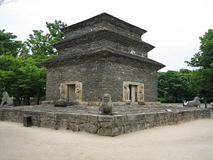 Korea-Gyeongju-Bunhwangsa-Three story stone pagoda-02