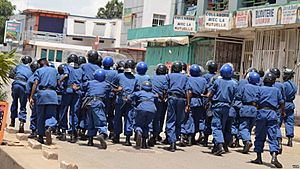 Policiers burundais pourchassent des manifestants qui protestent contre un 3e mandat du président Pierre Nkurunziza, vendredi 17 avril 2015