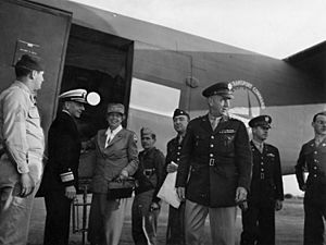 StateLibQld 1 104272 Eleanor Roosevelt arriving in Rockhampton, Queensland, 9 September 1943