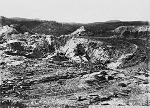 StateLibQld 1 297715 Working at the cutting, Mount Morgan Mines, 1906