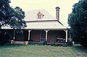 White Swan Inn (former), front elevation (1996).jpg