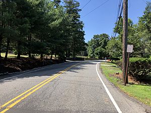 2018-07-18 11 14 30 View south along Essex County Route 527 (Mountain Avenue) just north of Pine Place in North Caldwell, Essex County, New Jersey