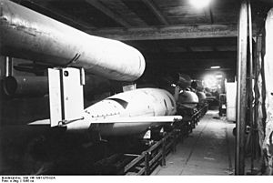 Bundesarchiv Bild 146-1991-076-02A, Niedersachswerfen, Produktion von V1 - V2
