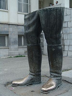Shah's Legs statue