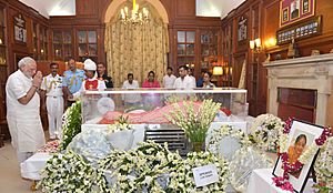 The Prime Minister, Shri Narendra Modi paying homage at the mortal remains of Smt. Suvra Mukherjee, First Lady, at Rashtrapati Bhavan, in New Delhi on August 18, 2015 (2)