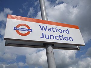 Watford Junction stn Overground signage