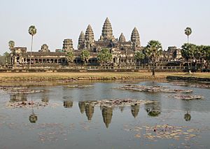 Angkor Wat-102-Spiegelung-2007-gje