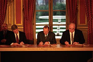 President Clinton, Jacques Chirac and Helmut Kohl sign the Balkan Peace Agreement - Flickr - The Central Intelligence Agency