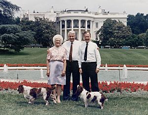 President and Mrs. Bush show Russian President Boris Yeltsin the South Grounds of the White House and stop at the... - NARA - 186451
