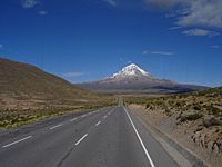 Ruta 4 (Bolivia) con el Nevado Sajama de fondo