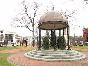 Shelter from the Storm - Court Square, Springfield, MA - DSC03294