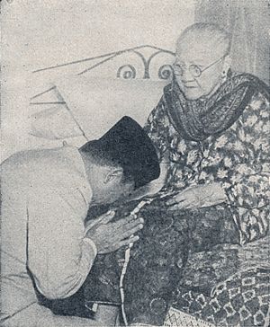 Sukarno with his mother, Bung Karno Penjambung Lidah Rakjat 241