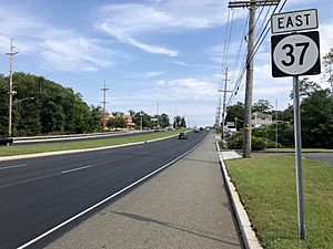 2018-09-19 14 23 09 View east along New Jersey State Route 37 just east of Ocean County Route 627 (Vaughn Avenue-West End Avenue) along the border of Toms River Township and Island Heights in Ocean County, New Jersey
