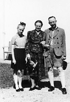 Bundesarchiv Bild 146-1969-056-55, Heinrich Himmler mit Frau und Tochter Gudrun