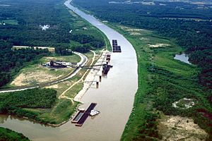 Kaskaskia River Illinois and barges.jpg