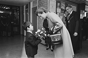 Engelse Prinses Anne bezoekt Britse school in Voorschot Prinses Anne krijgt bloe, Bestanddeelnr 933-1138