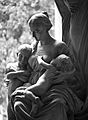 Cimitero di Staglieno, statue of mother and children-img114