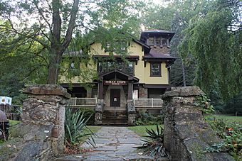 Indian Steps Cabin, Front with walkway.JPG