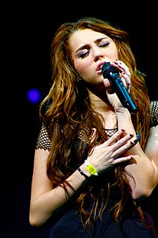Miley Cyrus Wonder World concert at Auburn Hills 07