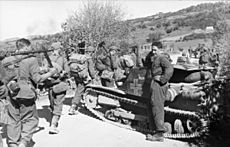 Bundesarchiv Bild 101I-203-1691-20, Albanien, deutsche Soldaten, italienischer Panzer