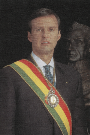 Jorge Quiroga in a studio portrait, invested with the symbols of command. Behind is a bust of Simón Bolívar.