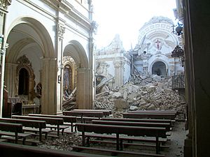 Hundimiento de la iglesia de Santiago tras el terremoto de Lorca