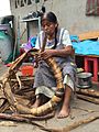 Artesana elaborando rodete de hoja de plátano en Tavehua, Oaxaca