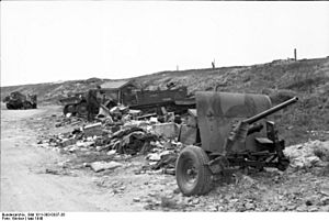 Bundesarchiv Bild 101I-383-0337-26, Frankreich, Calais, zerstörte Militärfahrzeuge