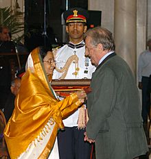 The President, Smt. Pratibha Devisingh Patil presenting the Padma Bhushan to Mr. Dominique Lapierre, at an Investiture-I Ceremony, at Rashtrapati Bhavan, in New Delhi on May 05, 2008.jpg