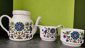 Midwinter 'Country Garden' tableware - 2023-06-20 - Andy Mabbett - 01 (cropped)