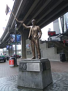 Roger neilson statue.jpg