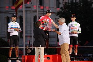 (Podio) Almeida entrega el primer premio de La Vuelta Ciclista a España 2019 03