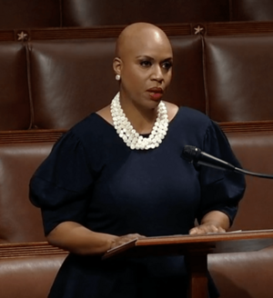 Ayanna Pressley speaking on her alopecia, September 2020 (cropped)