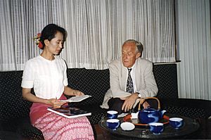 Edgardo Boeninger en Myanmar junto a Aung San Suu Kyi
