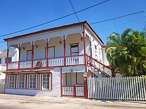 Casa, Calzada Veracruz casi esquina B. Bahía, Chetumal, Q. Roo. - panoramio
