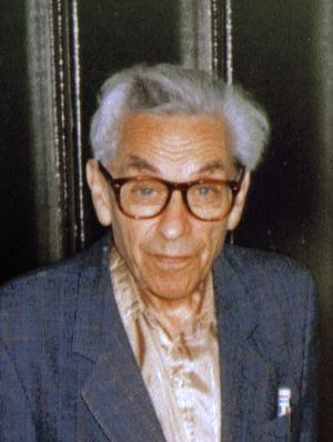 Erdős looking toward the camera