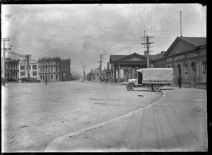 The square outside the Invercargill Railway Station, 1925 ATLIB 315033