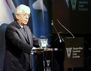 Frank Lowy presented with Woodrow Wilson Award (cropped)