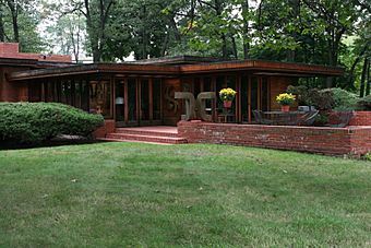 Melvyn Maxwell Smith House exterior 2 - FLW, Architect - Bloomfield Hills built in 1946 (291334715).jpg
