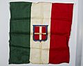 Bandiera italiana con in mezzo lo scudo di Savoia (croce bianca in campo rosso)